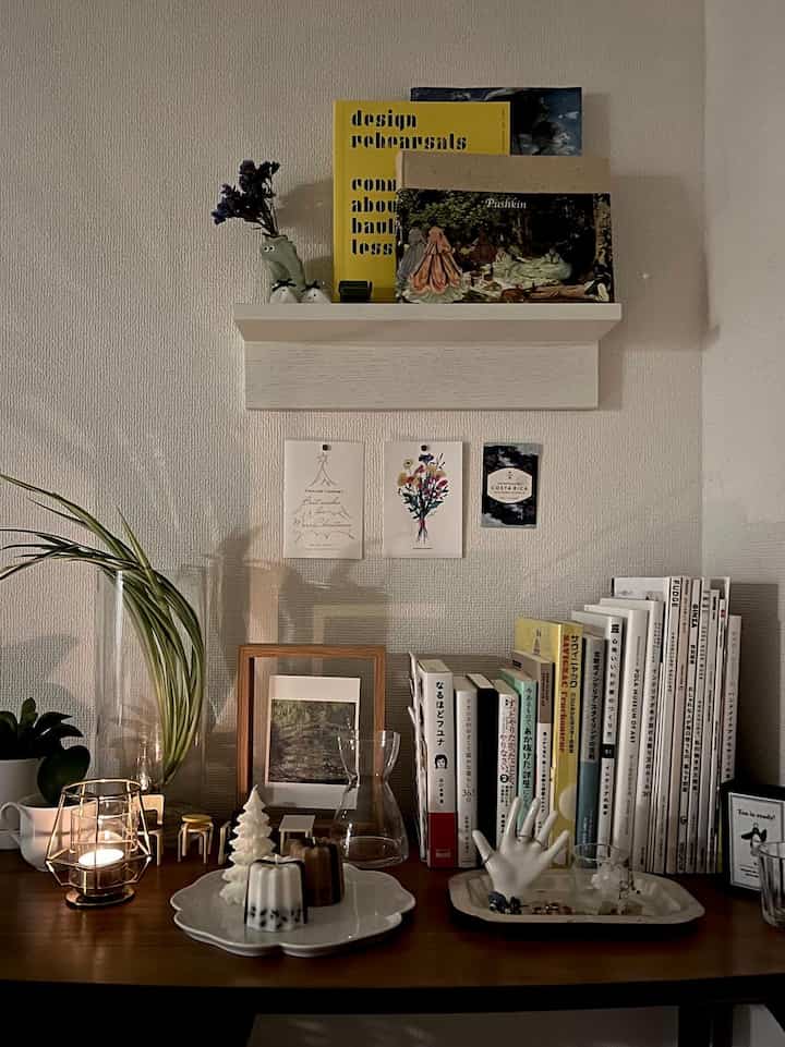 さみしかった壁に棚をつけた！昼も夜もにぎやかになりました💐

#壁に付けられる家具棚 #無印良品