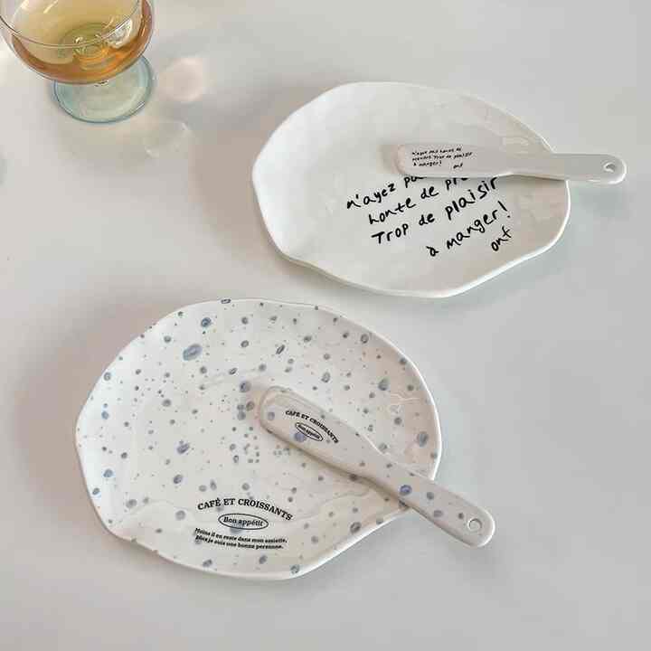 Set Piring dan Pisau