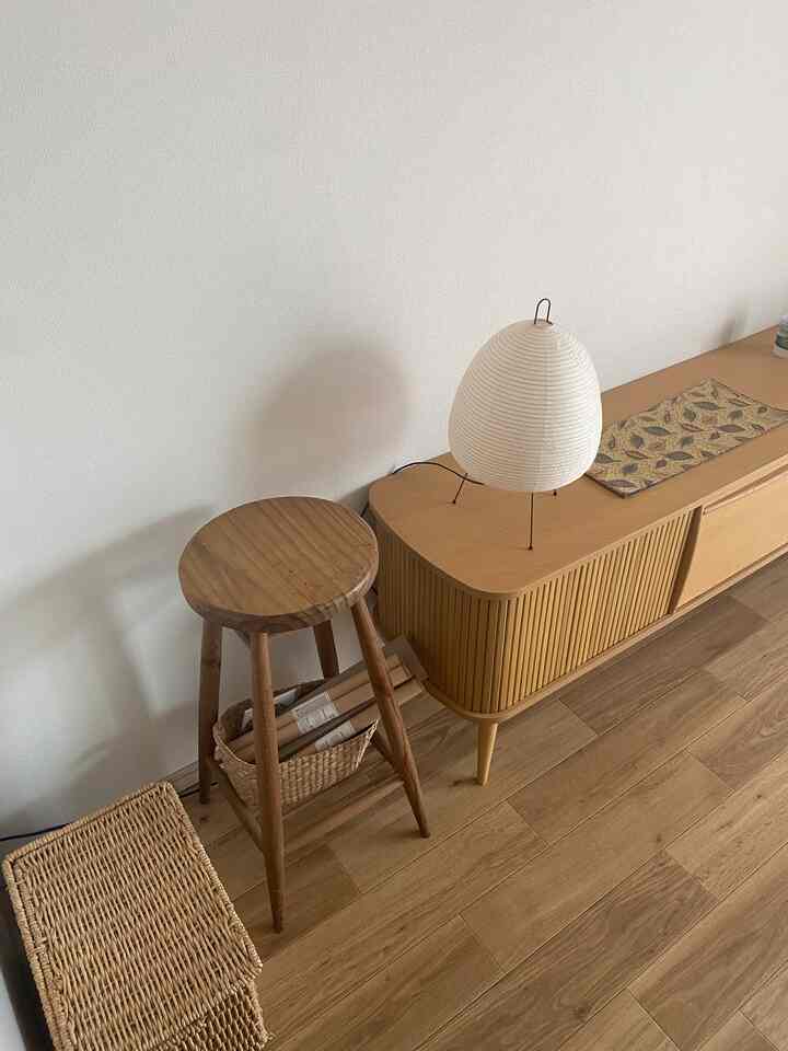 入居時に敷いたフロアシートもいい色味でお気に入り

#イサムノグチ #間接照明 #フロアシート #お香