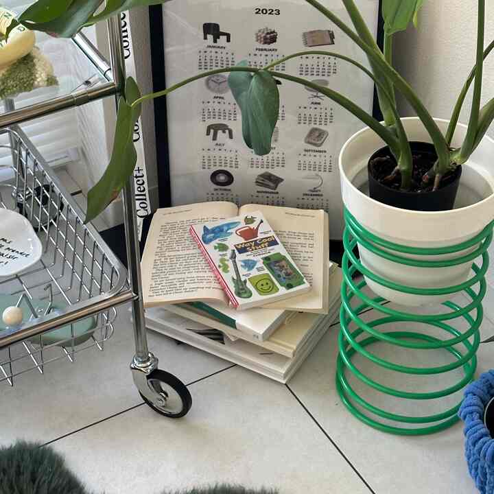 最近のお気に入りスペース🪴

ずっと前に届いたぐるぐるの植木鉢♡
可愛すぎて見るたびに癒される🤤
でも大きさが合ってないから、
大きめの植物をお迎えしたいな〜🥺♡

#グリーンルーム
#マイルーム
#リビングルーム
#リビングルームのインテリア 