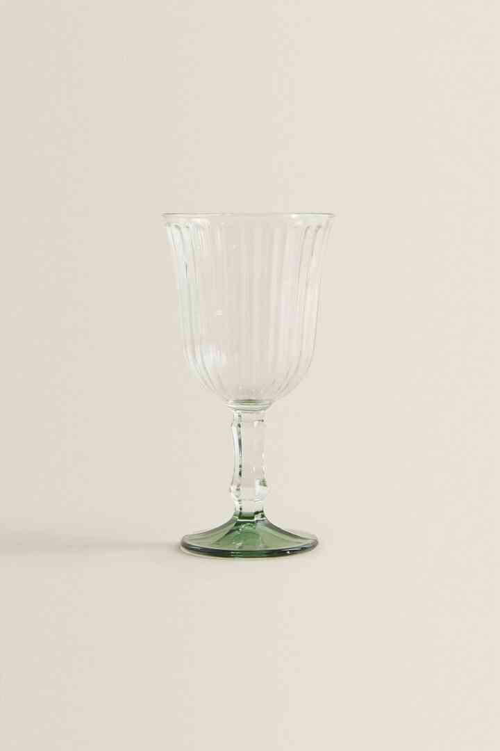 RAISED DESIGN WINE GLASS
