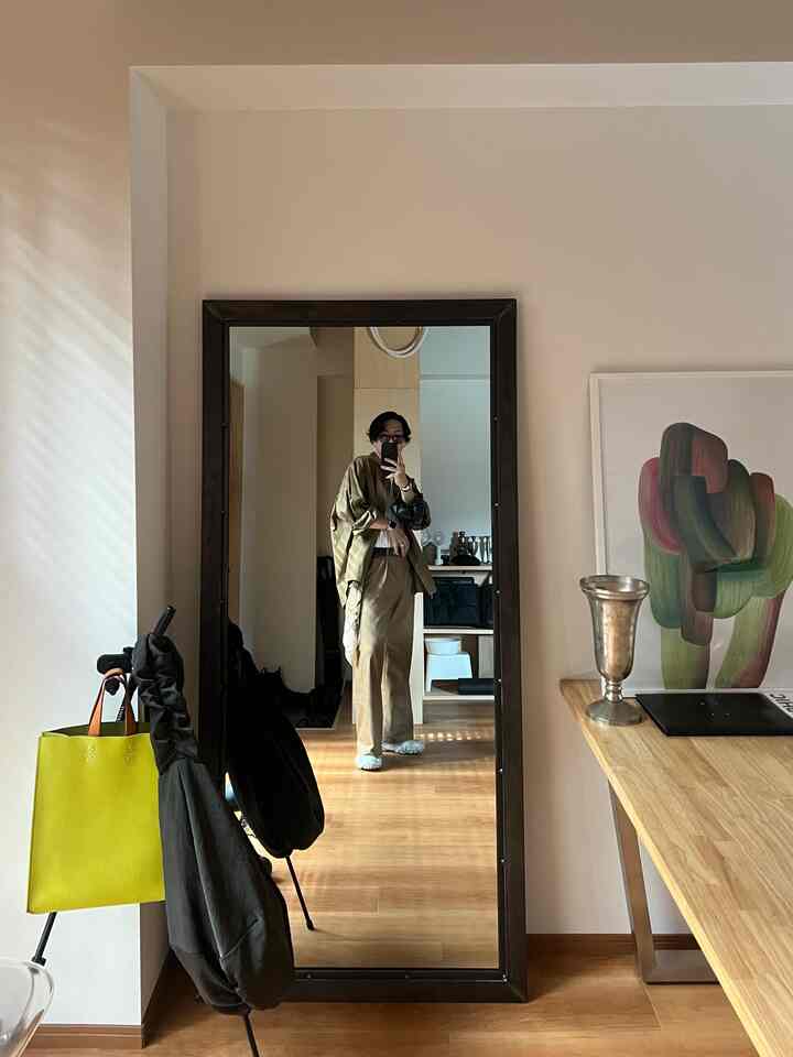 こんにちは、ご覧頂きありがとうございます！
「俺の部屋」という名前で投稿させて頂いております。
season3に引き続き、season4 Ambassadorをさせて頂きます。1LDK男性一人暮らしの様子を発信しておりますので、いいなと思う投稿があれば参考にして頂けますと幸甚です！

ここはお気に入りの玄関付近です。CIBONEにて購入したadepecheの大きなミラーが部屋を広く見せてくれて、大活躍です。ダイニングの真ん中にRonan Bouroullecのポスターを配置することでウッド×緑の落ち着いた雰囲気を作っています。

#一人暮らし
#1LDK
#インテリア
#俺の部屋