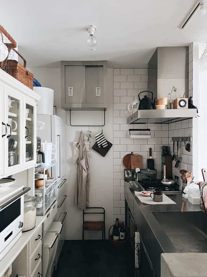 曇りの日の薄暗いキッチン☁️
モノトーンで好き
業務用ステンレス吊り戸棚は
採用して良かったもののひとつ✨

#キッチン #キッチンインテリア #キッチンリモデリング #キッチン飾り #キッチンタイル #キッチンデザイン #キッチンスタイリング #キッチンシェルフ 