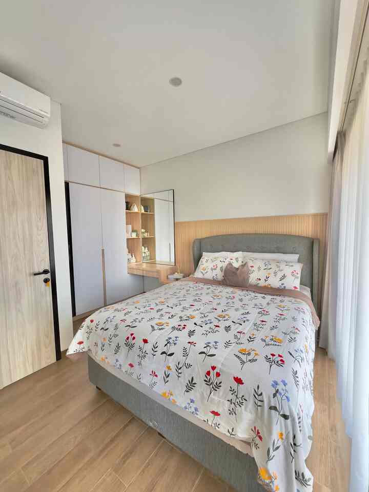 ✨The interior of the main bedroom measures 3x4m ✨

Staying comfortable in a room with limited space, the key is choosing the right furniture.

At De Mahendra's house, I chose to make custom wadrobes, dressing tables and bedside tables for interior vendors.

By choosing custom furniture, a narrow room can feel spacious because the shape and size of the furniture can be adjusted to suit your needs.

For example, in this room, even though the space is limited, it still feels spacious and comfortable.

The choice of materials and colors can also be adjusted to suit your wishes and the theme of the room. In the main bedroom, custom furniture uses multiplex wood as the main material coated with white HPL and wood color. The white color in a limited space gives a spacious effect, wooden accents make the furniture sweeter and homier.
#customfurniture
#personalizedfurniture
#uniquefurniture
#japandi
#industrial
#modern
#clusterhouse
#depok
#jaksel
#tangsel
#decorideas
#tinyhouse
#limitedlandhouse
#bedroomideas
#bedroominspo
#house72m2
