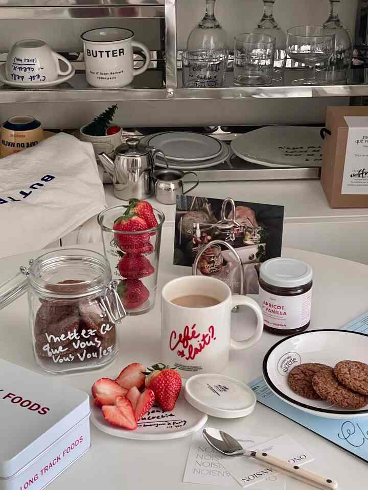 白を基調としたおうちカフェ、白い食器とマグカップにイチゴとクッキーが並んだ清潔感のあるテーブルクロス