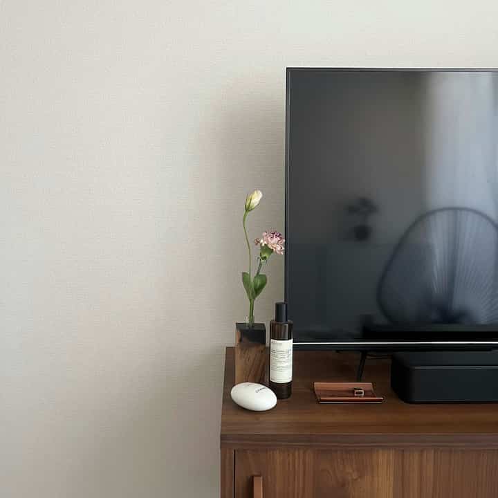 TVまわりのお気に入りたち𓂃𓈒𓏸

#TVボード #TV台 #lowya #フラワーベース #花瓶 #antworksgallery #ルームフレグランス #aesop #ハンドクリーム #chanel #お香立て #香十 #ホワイトインテリア   #ナチュラルインテリア #海外インテリア #和風インテリア #シンプルインテリア #一人暮らし #一人暮らしインテリア  #ワンルーム #ワンルームインテリア #interior #room #home