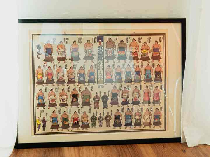 相撲錦絵大門画の絵番付。こちらは平成7年夏場所のもの。現行のものも良いのですが、貴乃花や小錦といったいちばんワクワクした時代のものをセレクトしました。デザインとしても可愛くてリビングに飾っています。額はIKEAで購入し、額内のマットはサイズに合わせて発注しました。番付は縁起物なので飾ると良いと聞きました。民藝っぽさを感じますね。

#インテリア #生活感のある暮し 
#instahome  #リノベーション #リノベマンション #unico #絵番付 #IKEA #民藝  