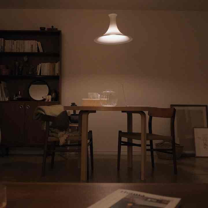 暖かみのある木目調とナチュラルスタイルの8畳ワンルームダイニング、2つのダイニングチェアと木製テーブルが配置された落ち着いた空間