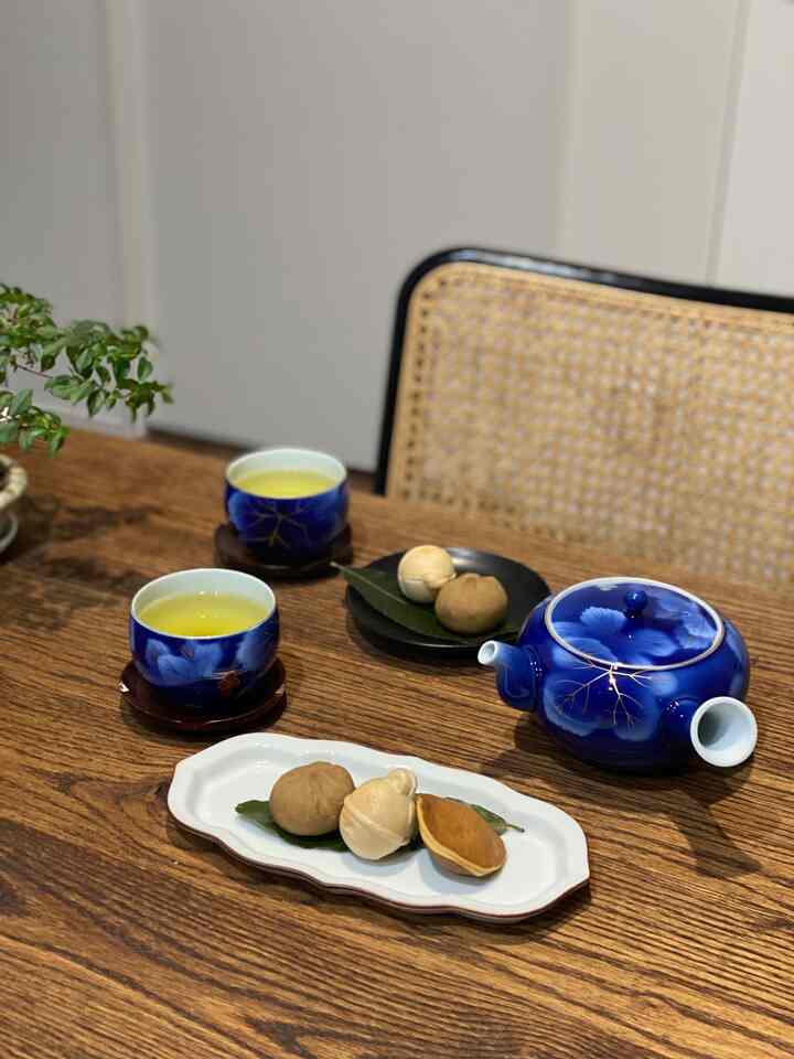 和菓子をいただいた夜。
四季を感じられるので、和菓子大好きです🤍

#和菓子 #お茶 #おやつ #おやつの時間 #食器 