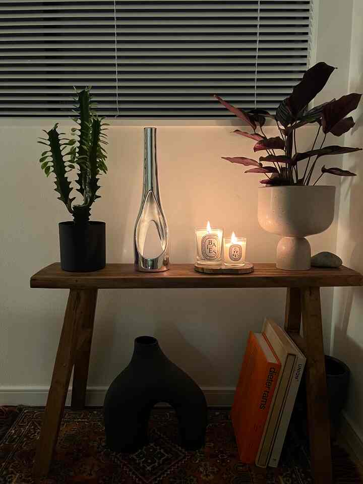 暖かい木目調とシルバーのオブジェが配置されたリビング、キャンドルの灯りが居心地の良い雰囲気を演出している