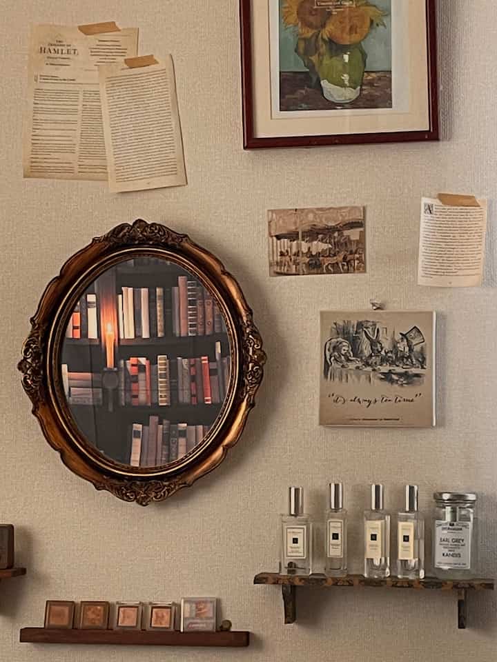 温かみのあるゴールドトーンのヴィンテージアンティーク風の壁、装飾的な鏡と古い書籍の絵が配置された雰囲気あるインテリア