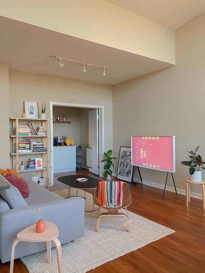 This is our favorite hangout spot. We sip coffee, listen to music, watch TV on the couch, and play board games here. To keep the atmosphere lively, we swap out the rug and blankets according to the season. Just a few small tweaks can make a huge impact on the interior design. #grey #couch #sofa