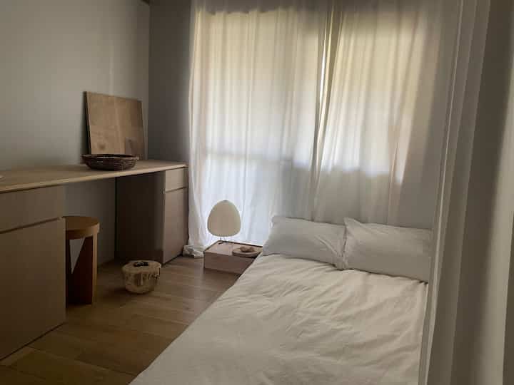 ゲストルームはシンプルに心地よいものを◎
シンプルだからこそ、小物が映える空間に。

#MATTIAZZI   #スツール #コーヒーテーブル
#CUGINO   #akari  #ノグチイサム #あけび籠
#中川原信一 #ゲストルーム