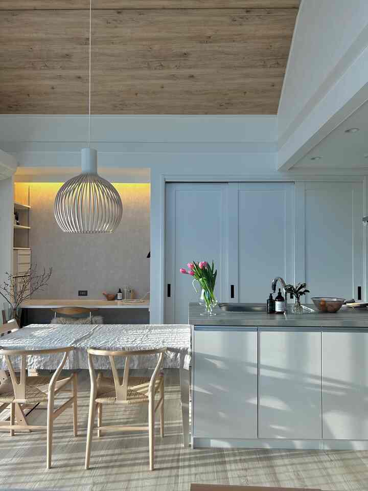 白と木目調のダイニングキッチン、自然素材が調和した雰囲気のあるインテリア