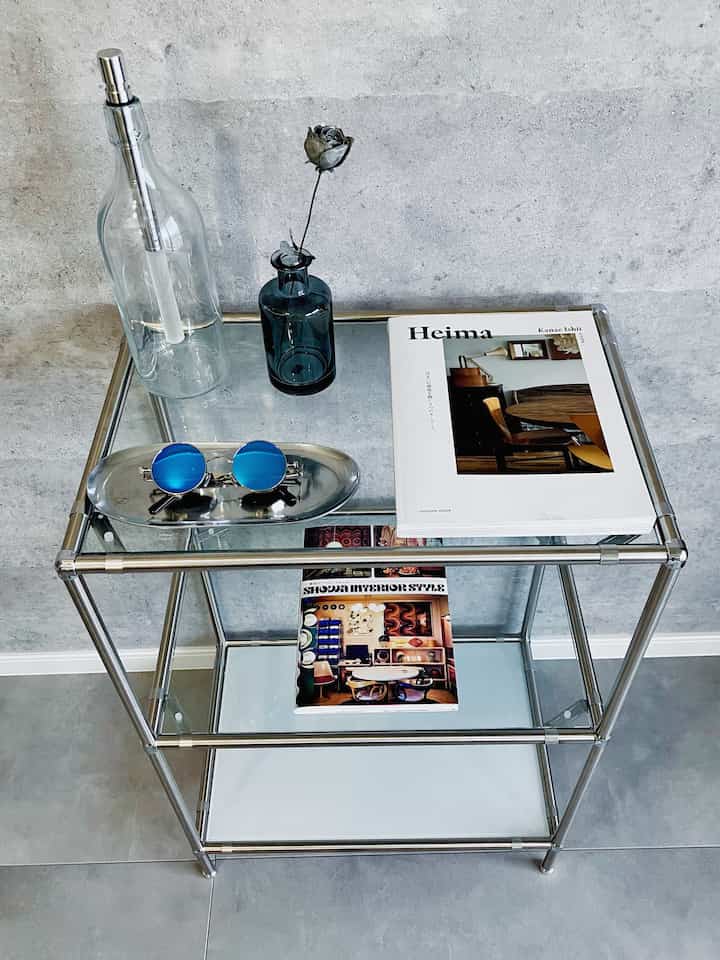 サイドボードのような感じでモジュール家具を使ってます☺️

#インテリア #モジュール家具 #サイドボード #無機質 #韓国インテリア #ガラス棚 #ディスプレイ #グレーインテリア 