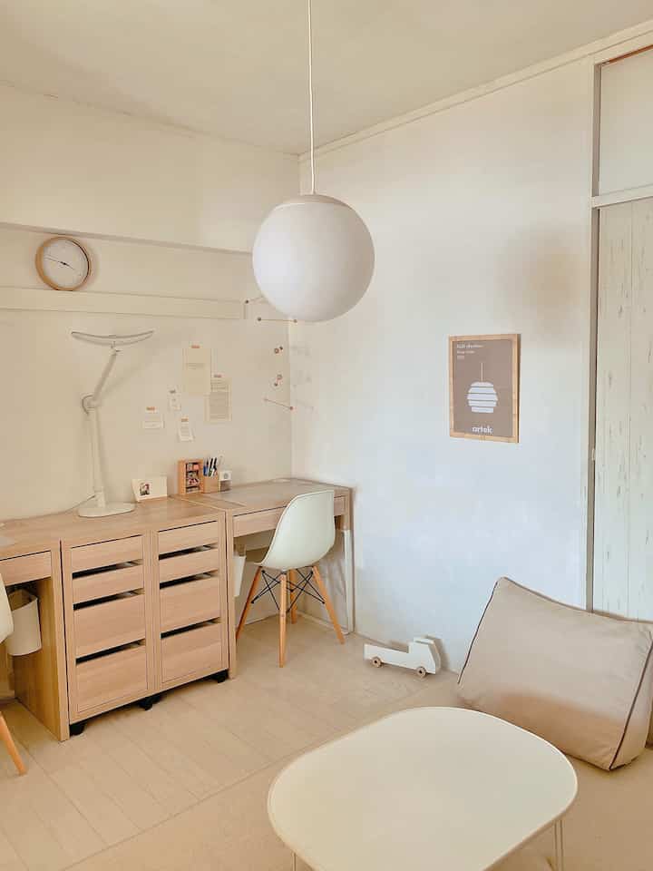 白とナチュラルカラーの子供部屋、IKEAのデスクと収納が配置された整理された雰囲気ある勉強スペース