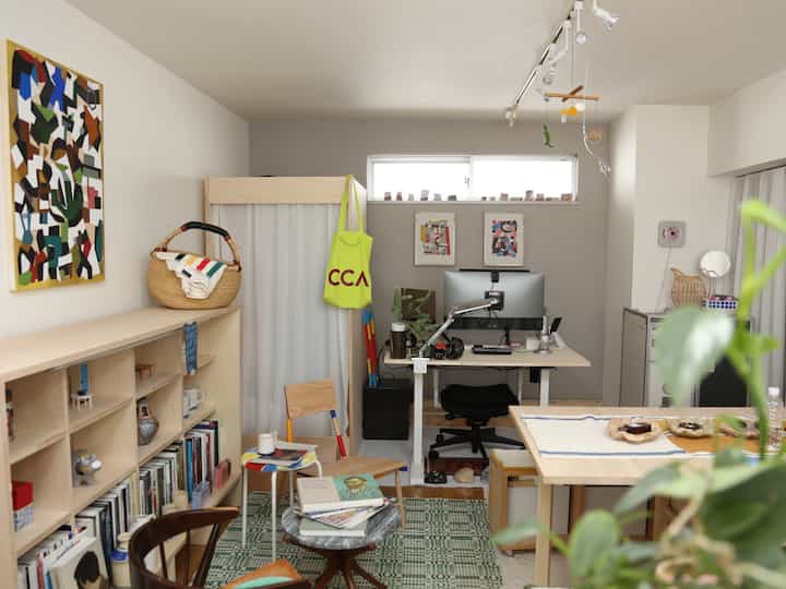 間取り図は2枚目🙋‍♂️

仕事スペースが飽きてきたので、模様替えをしてみた。背が壁にある方が集中できるらしい🥸

あと、私の大好きな@metahaikuさんの最近の投稿で背中の頭上に窓がある写真がありまして。それも参考にさせてもらいました。

ついでに…ワークスペースの床が寂しかったので、余ってたシャツ用の布を敷いてみた。布って思い立ったら好きな大きさにカットして敷けるから便利だと思うの。

もちろんラグもいいけどね💁🏻‍♂️

#interior #myroom #interiordesign #studioapartment #smallapartment #tinyapartment #postmodern #chair #apartmentinterior #micheledelucchi #donaldjudd #インテリア #ひとり暮らし部屋 #一人暮らし部屋 #ひとり暮らしインテリア #1ldkインテリア #インテリア男子 #お部屋紹介 #お部屋作り #インテリアコーデ #インテリアデザイン #リビングインテリア #ビンテージラグ #間取り図 #デスク周り #ワークスペース