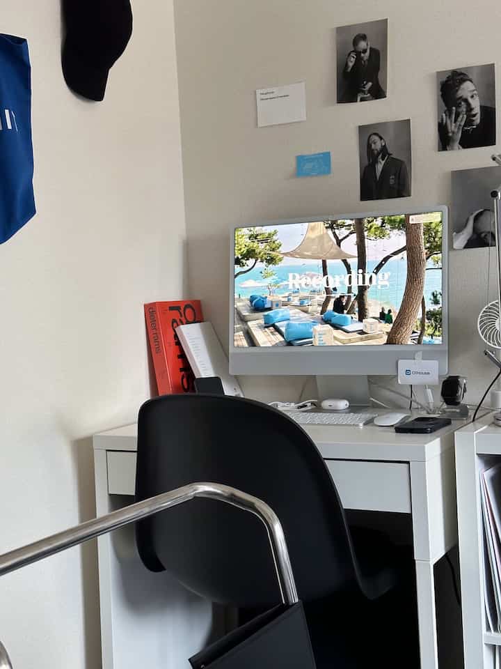 白色を基調としたワークスペース、白いMICKEデスクと黒いオフィスチェアが配置されたシンプルで清潔感のあるインテリア