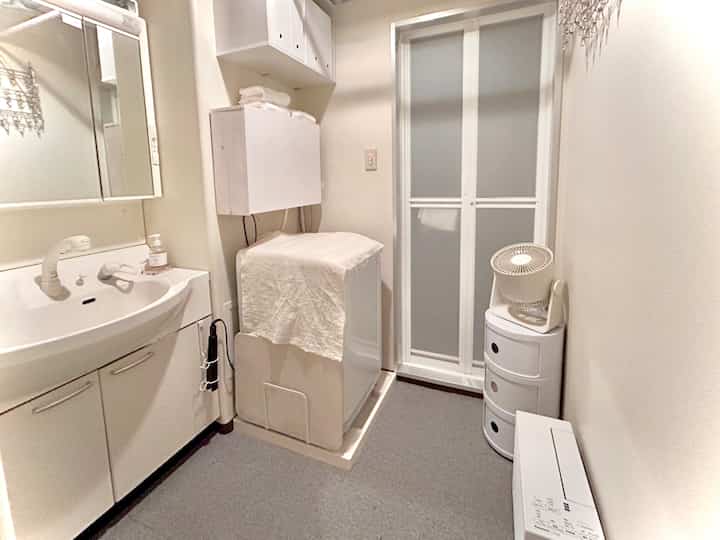 2023.11.18
I wanted to improve the atmosphere and storage capacity of the dressing room.
Do some DIY or buy some.

Just changing the floor from wood to a gray mat can make a huge difference in the impression 🫢

I didn't want the washing machine hose to be visible, and I wanted some storage, so I made a wooden box and made a wall-mounted hidden shelf.
Store your towels there.

For pajamas and towels, go to reproduct Konponibili.

I like the genuine product, but the white one has the risk of getting sunburned easily so I decided to go with a reproduction...lol

It was around this time that my dehumidifier broke.
Replace with Panasonic
It's compact and the wire can be stored away when not in use.
stylish~!


#Dressing room #洗面所 #ホワイトインテリア #Panasonic #コンポニビリ #1人暮らし #ワンルーム #一人暮らし