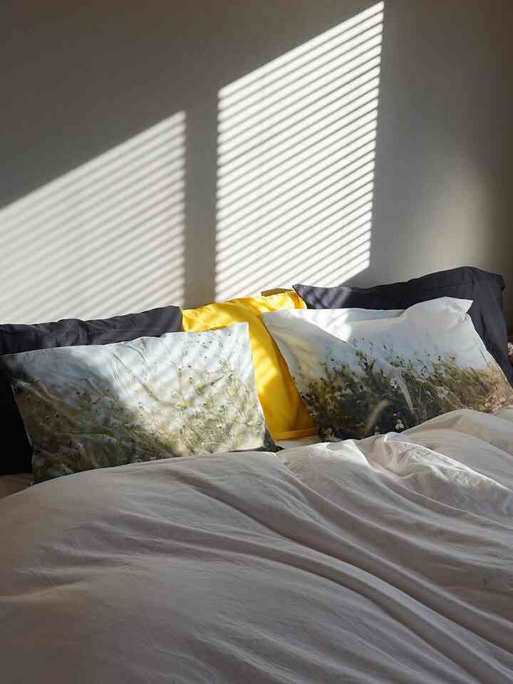 Bedroom 🛌
The brand's shadow looks good💛

#bed #ベッドカバー #枕カバー