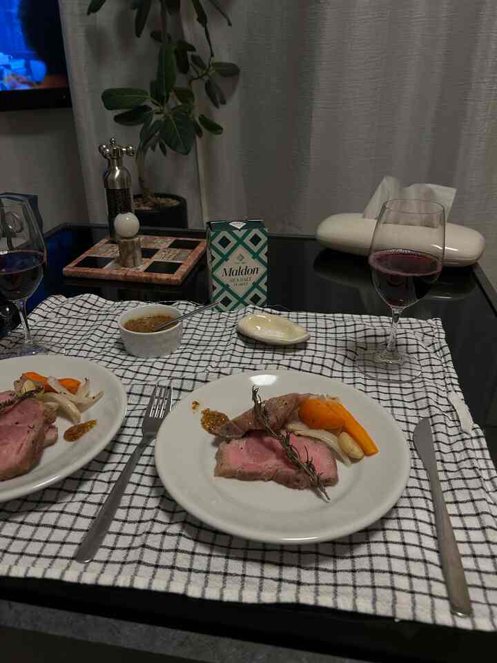 Maldonの塩が可愛いし美味しくて満足🧂🌿
お皿は安定のサタルニアのチボリだよ🍽️

#食器 #食器おすすめ #ワイングラス #テーブル #コーヒーテーブル 
