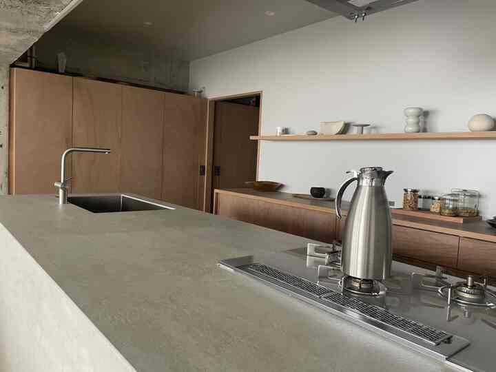 Dapurnya menggunakan material berwarna silver dan stainless steel untuk menciptakan rasa kesatuan dan nuansa anorganik.
Nuansa materialnya juga mempersempit ruang◎
Saya suka tekstur mattenya.

#Dapur #水栓 #ポット #ツヴィリング #ステンレス
#Kompor #Rinnai #デリシア #KWC #セラトレーディング