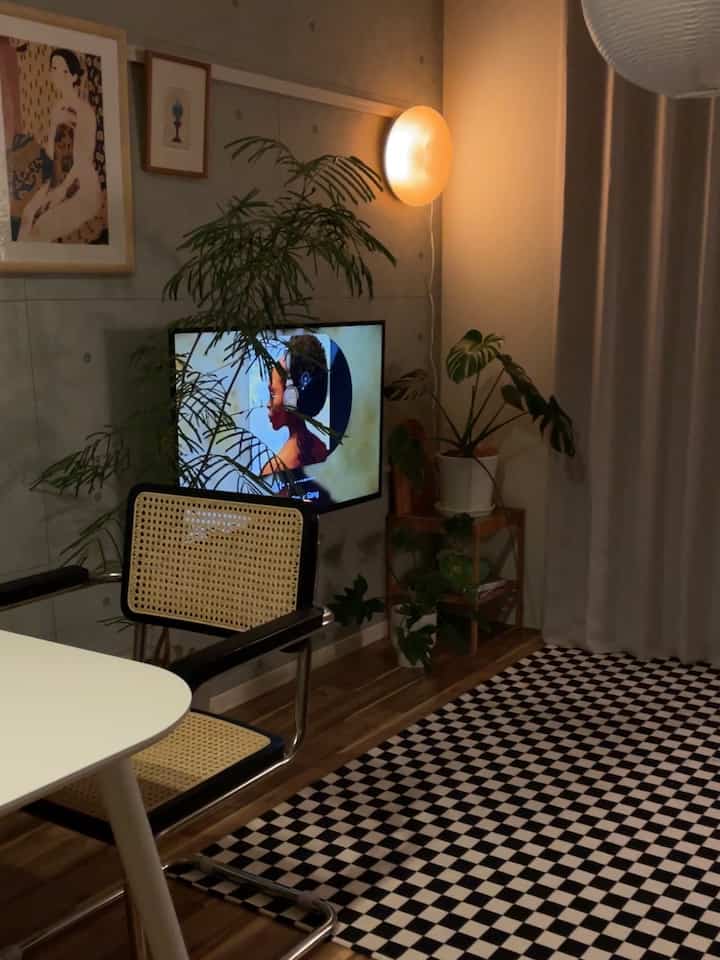 ウォールランプはピクチャーレールにかけています☀️お風呂上がりのゆったりタイムが好き

#リビングルームのインテリア #チェックラグ #ラタンチェア #diy #植物インテリア #壁掛けテレビ 