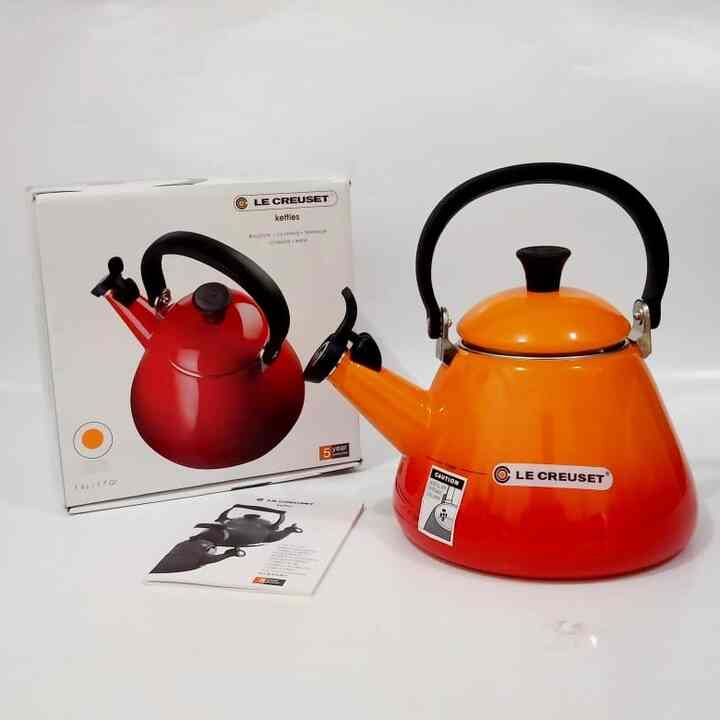 Le Creuset water kettle 1,6L in flame