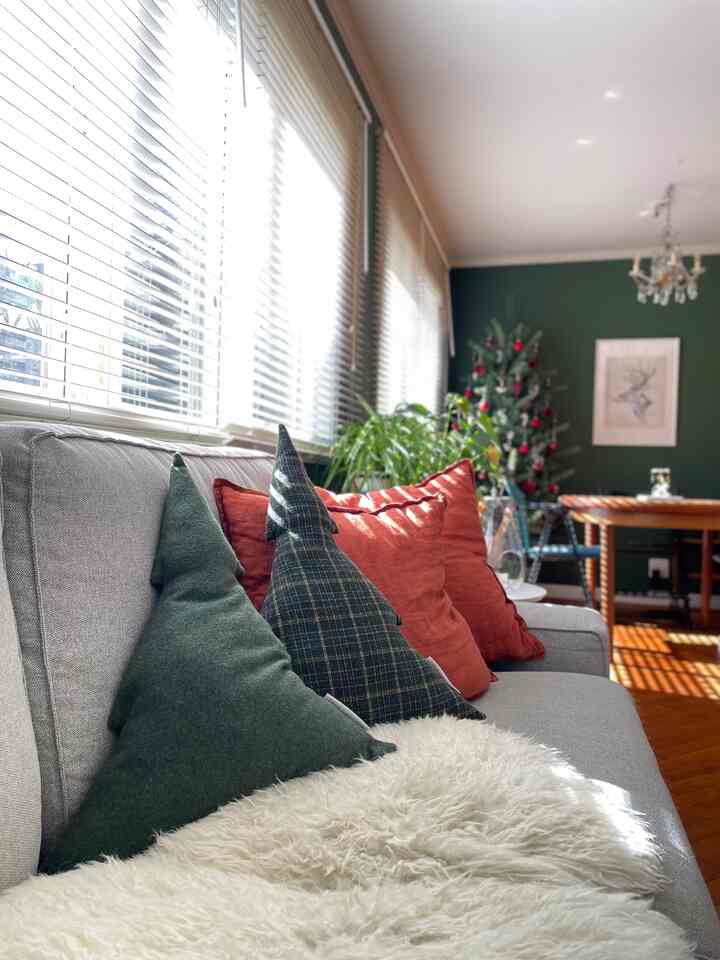 ツリー型のかわいいクッションを見つけて
買って来ました。
ソファーにちょこんとあるだけで、
意外に存在感あり！

#クリスマス #クリスマスデコレーション #クリスマスツリー #クリスマス飾り付け #クッション
