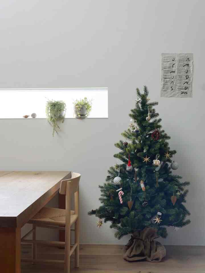 クリスマスツリーはGLOBAL TRADE🌲
本物のもみの木のような枝ぶりでお気に入りです。

オーナメントは昨年とほぼ同じで、
ferm livingのオーナメント。
今年はベツレヘムの星を追加しました。

ガラスのオーナメントを可愛いなと思うけど、息子がオーナメントを落としては飾るとゆう遊びをしだしたので、やっぱりまだ早いと思ったのでした…😂
・
・
・
#クリスマスツリー #globaltrade