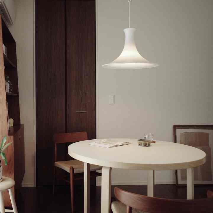 雨の日のお昼に、点けたくなるペンダントライト。☁️
#ダイニングテーブル #丸テーブル #アルテック #artek