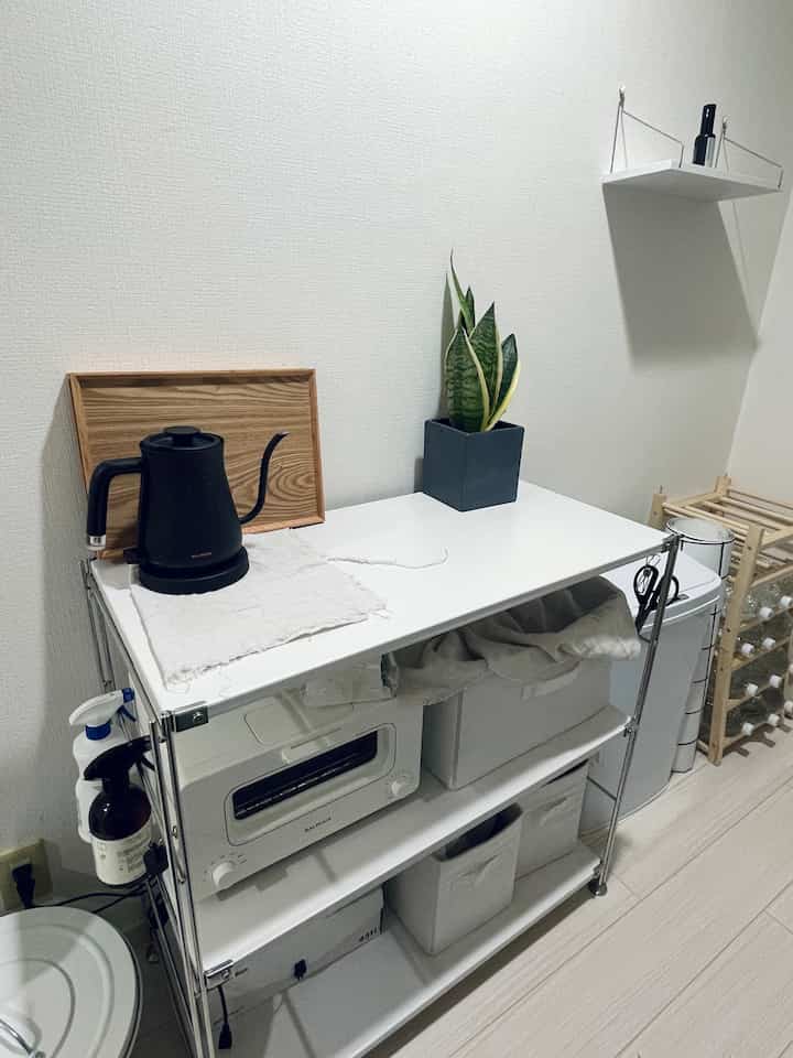 無印良品のラックはお皿の準備や盛り付けスペースとして使いやすいです🥗🤍

#キッチン #キッチンインテリア #kitchen
#ホワイトインテリア  #無印良品 #IKEA 
#ikeaキッチン #BALMUDA #バルミューダ 
#シンプル #シンプルなインテリア #収納 #ラック