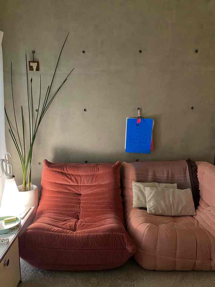 雨の日　暗めのお部屋

#リーンロゼ #ligneroset #リビングルームのインテリア #リビングルーム #ソファ #flos #usmハラー #カレンダー 