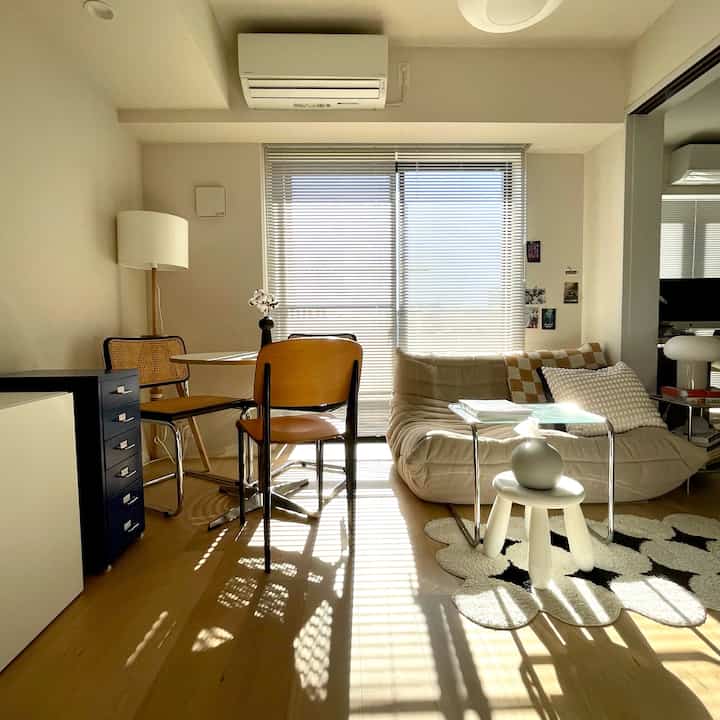 最近のお部屋。冬のお日様大好き☀️
IKEAのヘルメルがいい味出してる！

#ikea #ikea照明 #ikea棚 #ikea引き出し #ロゼトーゴ#リーンロゼ #ソファ  
