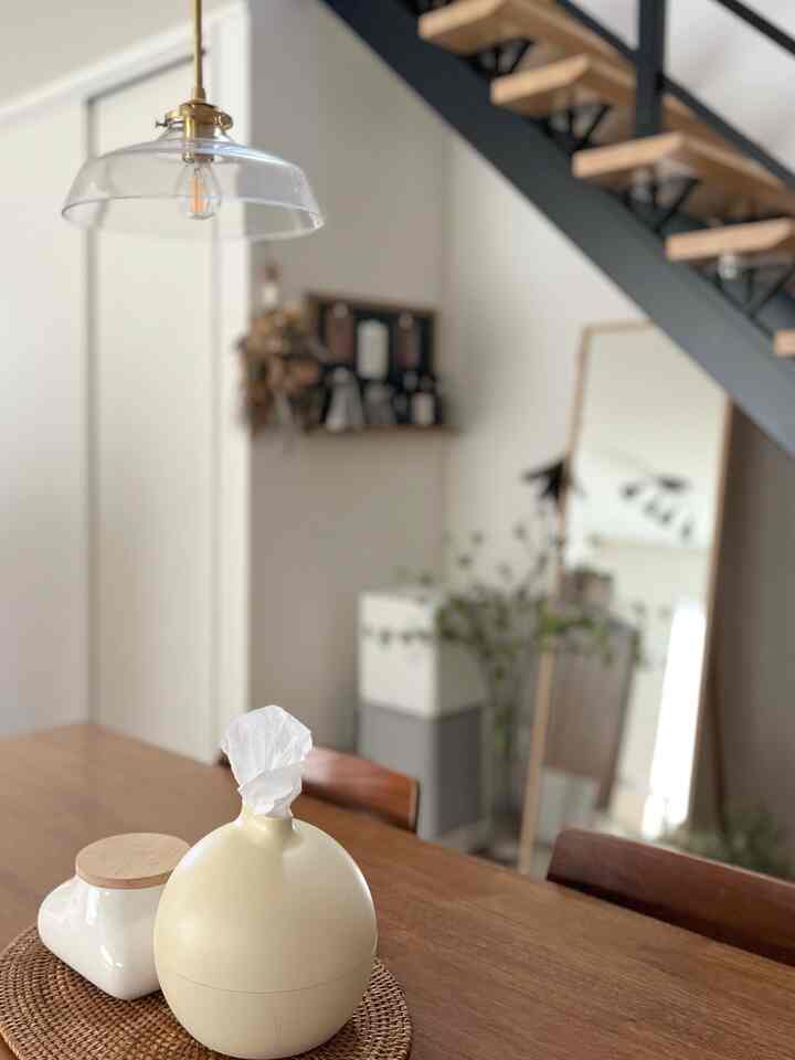 ナチュラルカラーと木目調が調和したダイニング、かわいいティッシュポットが置かれた温かみのある空間