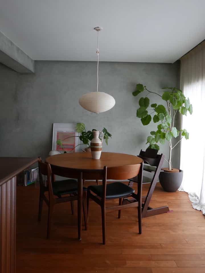Anda dapat menikmati mengganti lampu gantung di ruang tamu tergantung suasana hati  #イサムノグチ #isamunoguchi #pendantlight #vintageinterior #midcenturymodern #midcenturyfurniture #diningroom #gplanfurniture #gplanvintage {9 # mylvngrm} #renovationmaison #renovation
 #リビングインテリア #ヴィンテージインテリア #リノベーションマンション #中古マンションリノベーション #マンション暮らし #三人暮らし #ミッドセンチュリーモダン #ミッドセンチュリーインテリア #北欧ビンテージ #北欧家具 #ヴィンテージインテリア #ヴィンテージ家具 #子どものいる生活 #赤ちゃんのいる部屋 #赤ちゃんと暮らす