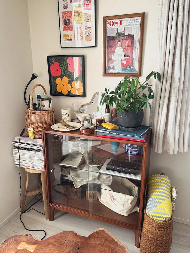 I'm having a hard time deciding what to put in the glass cabinet...💭

#Glass cabinet #キャビネット #ジャーナルスタンダードファニチャー #お香立て #お香 #インセンスホルダー #diptyque #キャンドル #ディプティック #器
