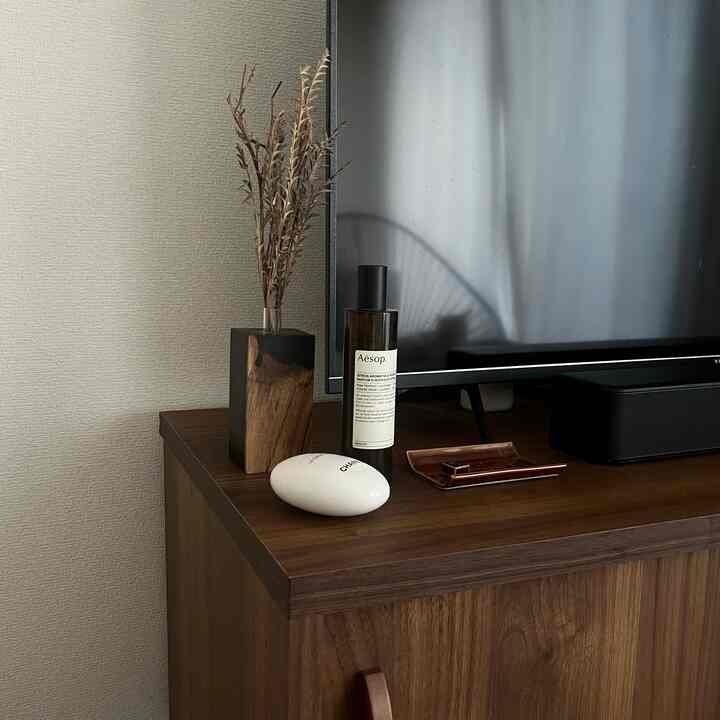 TVまわりの雑貨は
TVボードに色味を合わせたものでまとめています

#TVボード #TV台 #lowya #フラワーベース #花瓶 #antworksgallery #ルームフレグランス #aesop #ハンドクリーム #chanel #お香立て #香十  #ホワイトインテリア  #ナチュラルインテリア #海外インテリア #和風インテリア #シンプルインテリア #一人暮らし #一人暮らしインテリア  #ワンルーム #ワンルームインテリア #interior #room #home