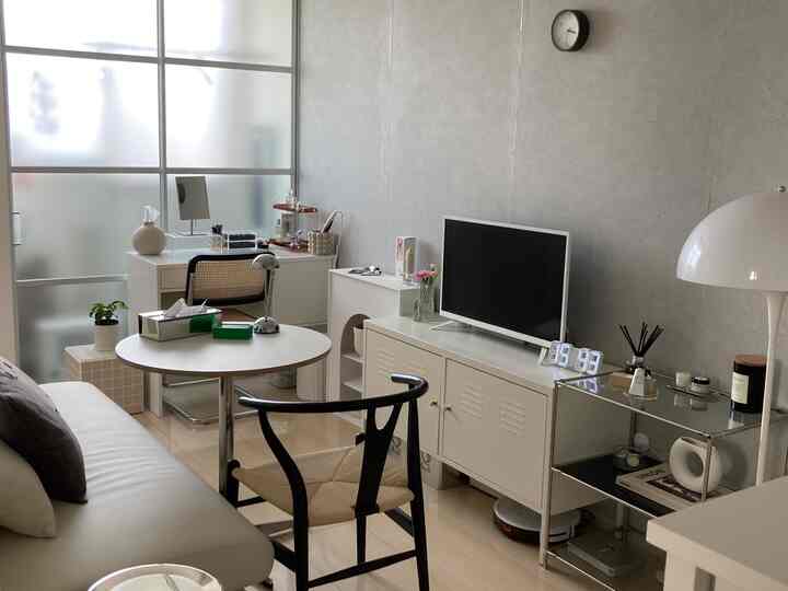 白とナチュラルカラーのリビングダイニング、ソファとダイニングチェアが配されたシンプルで清潔感のあるインテリア