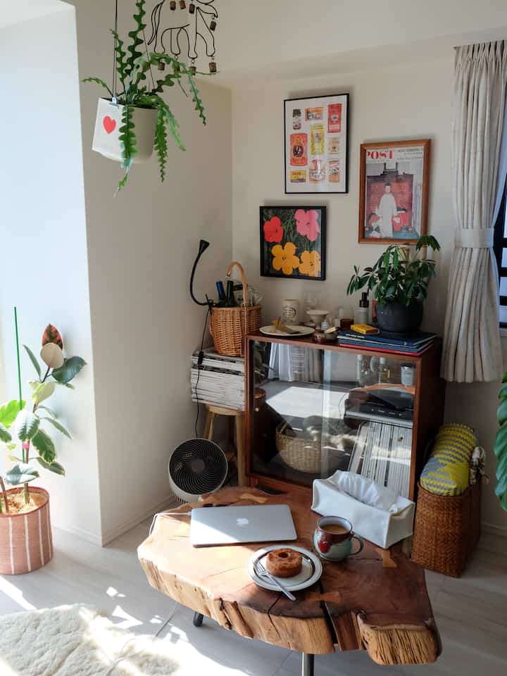 ☀️🌿🥛🧈🍩

#コーヒーテーブル #キャビネット #ガラスシェルフ #リビングインテリア #リビングルーム  #観葉植物 #ハンギンググリーン #インテリアグリーン #朝ごはん 