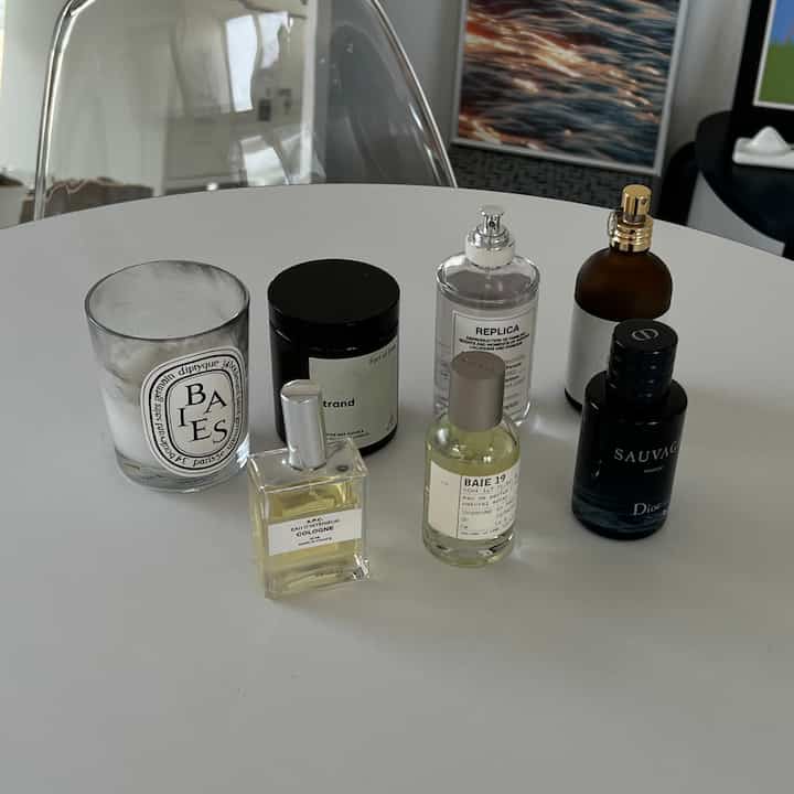 my favorite fragrances☺️

・Dior's Sauvage is "The! Men's Perfume" with a musky and spicy scent.
・Le Labo's Baie19 has a moist moss and floral scent reminiscent of rain.
・APC's room fragrance has a sweet fig scent.
・Book and bed room spray has a calm citrus and slightly floral scent.
・Margiela's Lazy Sunday Morning has a soapy and fruity scent
・Earl of East strand has a gentle citrus flavor
・Diptique's Baies has a fruity scent of rose and cassis.
#Fragrance #香水