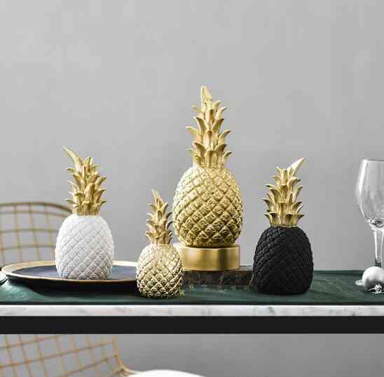 Dekorasi desain nanas emas
