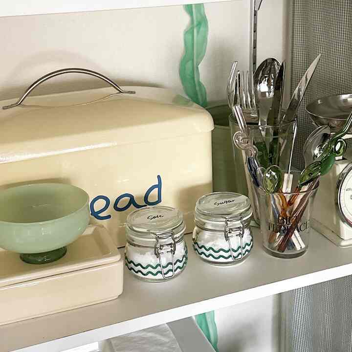 #キッチンルーム
#キッチンインテリア 
#一人暮らしの家 

最近お迎えした、IKEAの瓶🫙💚
グリーンのウェーブが可愛くて、見つけた瞬間即買いしました🛒

砂糖と塩を入れるケースが無かったからこれを採用しました🙆🏻
蓋の間にちゃんとシリコンカバーがあるから丈夫だし、
大きさが一人暮らしにはちょうど良い🥹✨