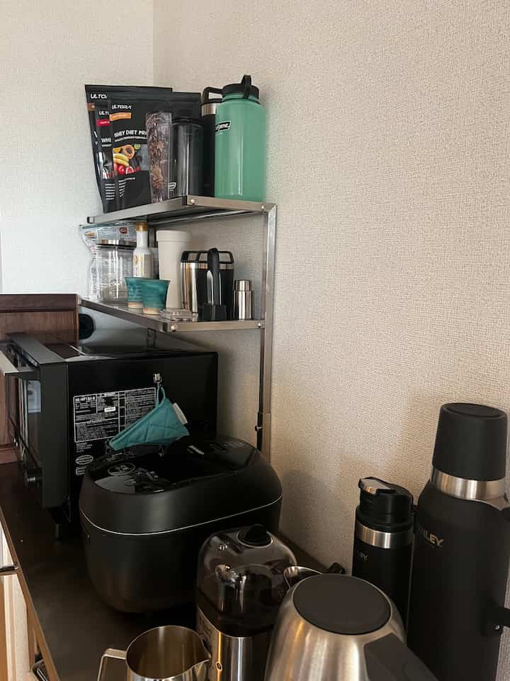 生活感のあるキッチン。レンジ上収納を買いました。絶対にもっと早く買えばよかった。家電は黒とステンレスが多めです⚙️

#キッチンインテリア
#Russellhobbs