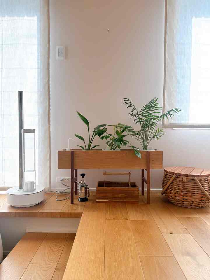 ナチュラルな色調のベランダ空間、木目調の床とプランターが配置されたシンプルで落ち着いたインテリア