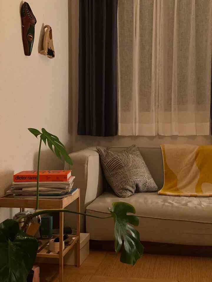 ライトベージュのソファと木目調のサイドテーブルが配置されたナチュラルモダンな雰囲気のリビング