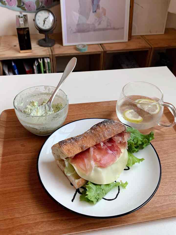 #ブランチ #テーブルウェア 

休日は生ハムとチーズのバゲットを作る余裕がある🥖
レモネードは自家製シロップを漬け込んでいます🍋