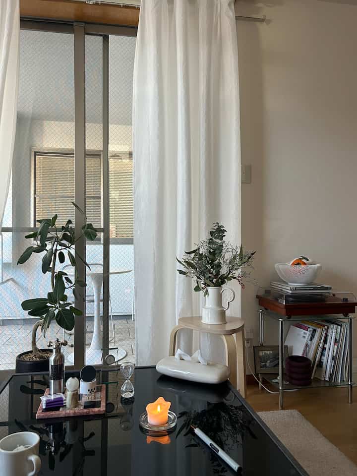 友達の結婚式でもらった花をいけた🪻
花瓶はリサイクルショップで破格でゲットしたやつ✌️初めて使ったけどかわいい🤍
まだクリスマスツリー出してないんだけど、ちょっぴりクリスマス感出たかな？

#クリスマスツリー #クリスマス小道具 #クリスマスデコ #花のインテリア 