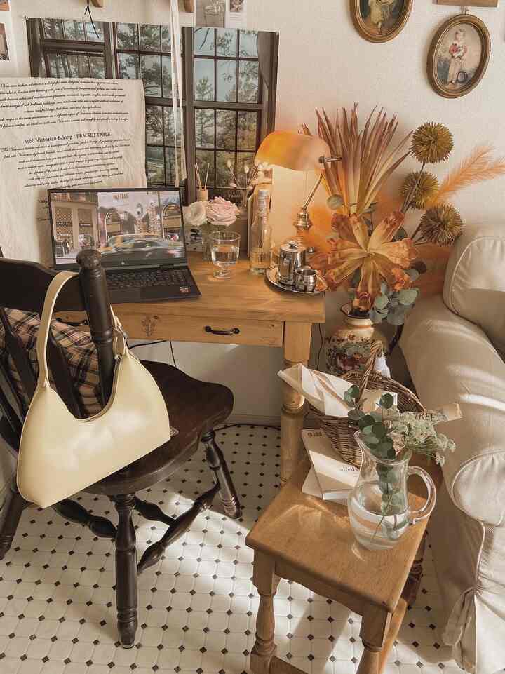 ナチュラルなブラウン色調のホームオフィス、木製のデスクとチェア、花瓶が配置された雰囲気のあるインテリア