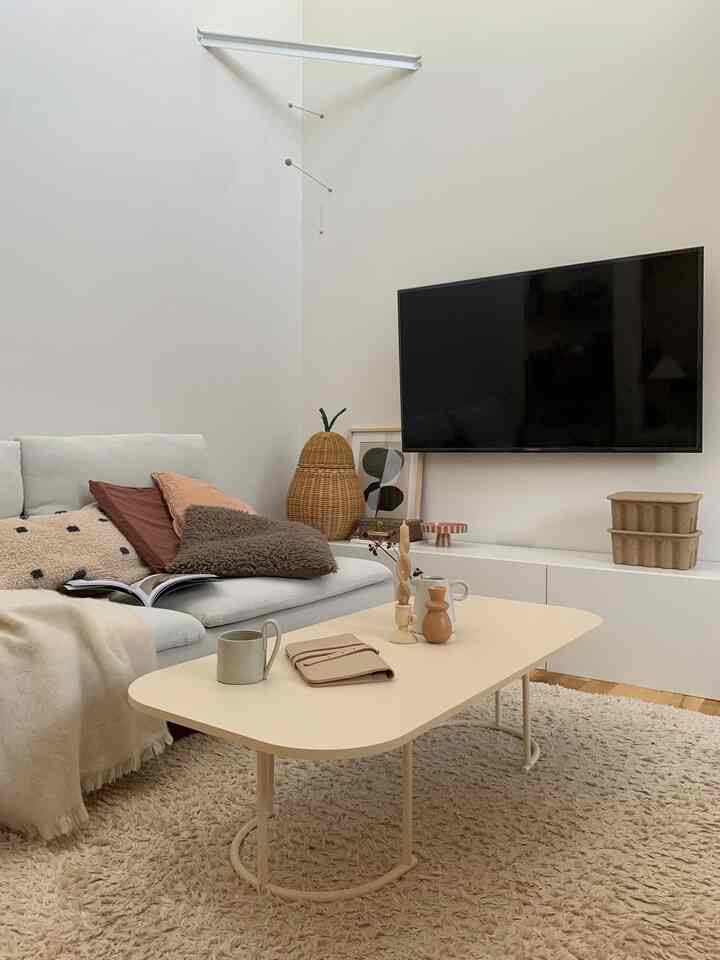 White and beige toned living room featuring a sofa and coffee table with a natural and modern atmosphere
